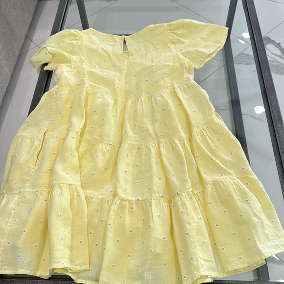 Lilly Pulitzer Size M 
Smoke/Pet free home 
MINT CONDITION - Picture 4 of 4